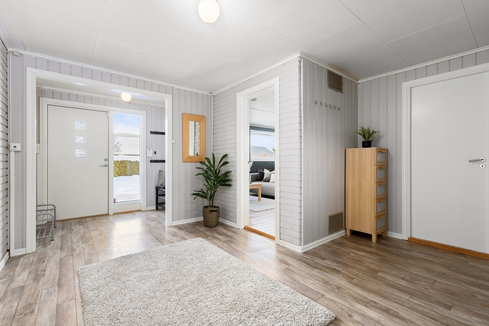 Romslig entré med god plass for garderobe- og opphengsløsninger. Her er det varmekabler i gulv. Galleribilde