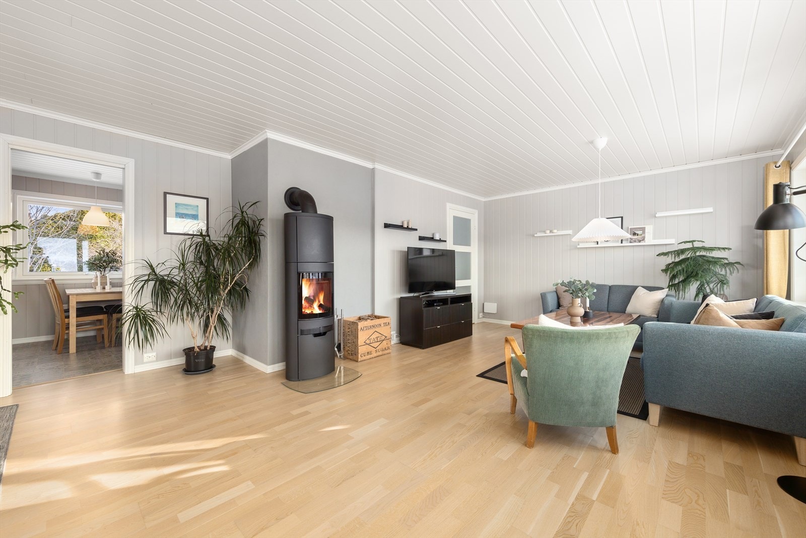 Lys og innbydende stue. Galleribilde