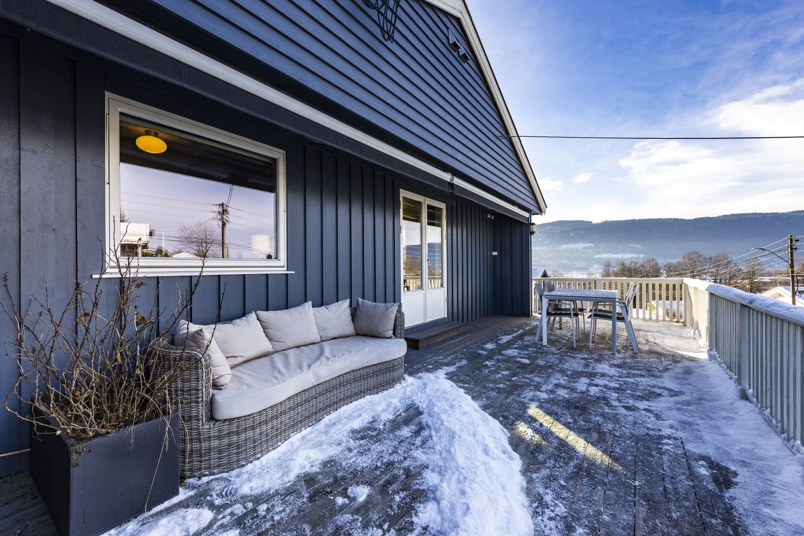 Fra stuen er det videre utgang til en romslig terrasse. Galleribilde