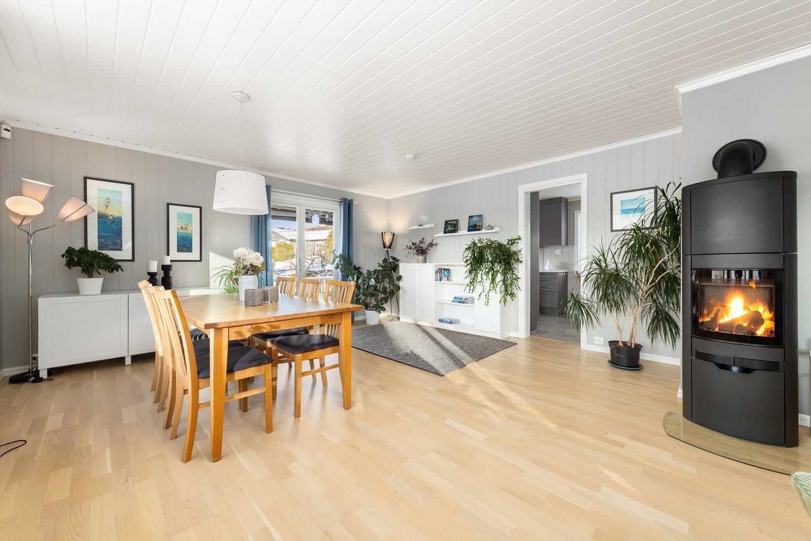 Peisovnen er selve hjertet i rommet og bidrar til å varme opp både rom og stemning. Galleribilde