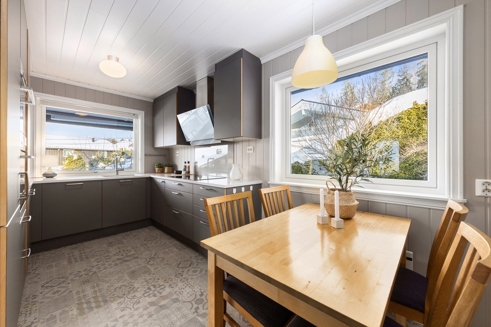 Kjøkkenet fremstår som stilrent og moderne. Her har kokken i familien det som måtte være nødvendig av skap-, skuff- og benkeplass. Galleribilde