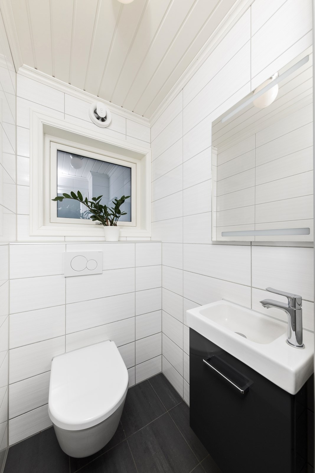 Separat wc-rom med vegghengt toalett og pen baderomsinnredning. Varmekabler i gulv. Galleribilde