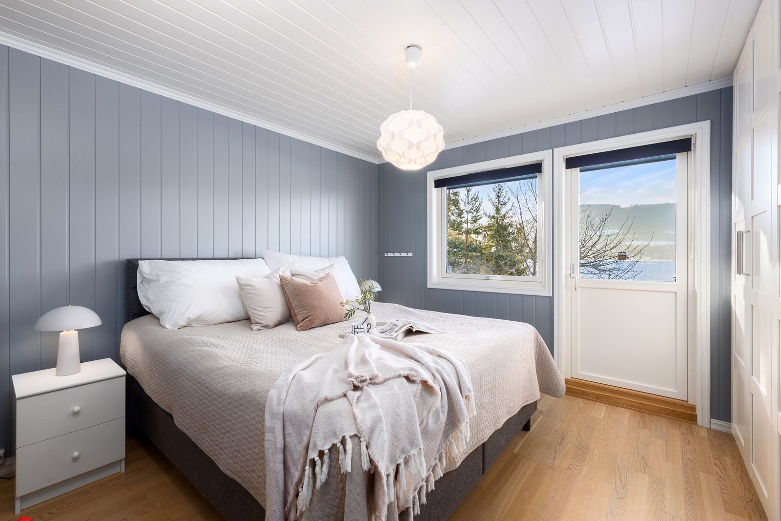 Romslig hovedsoverom med god plass for dobbeltseng, nattbord og gode garderobeløsninger. Galleribilde