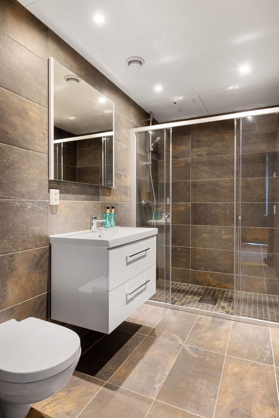 Baderom 3 har en større dusj, samt servant på innredning og toalett. Galleribilde