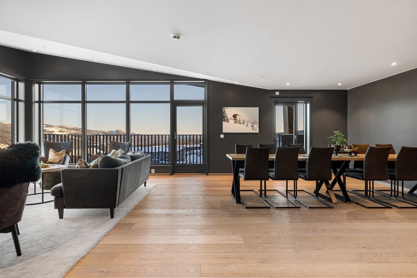 Det er god plass til et stort spisebord i leiligheten, hvor man man nyte mange gode måltider til nydelig utsikt. Galleribilde