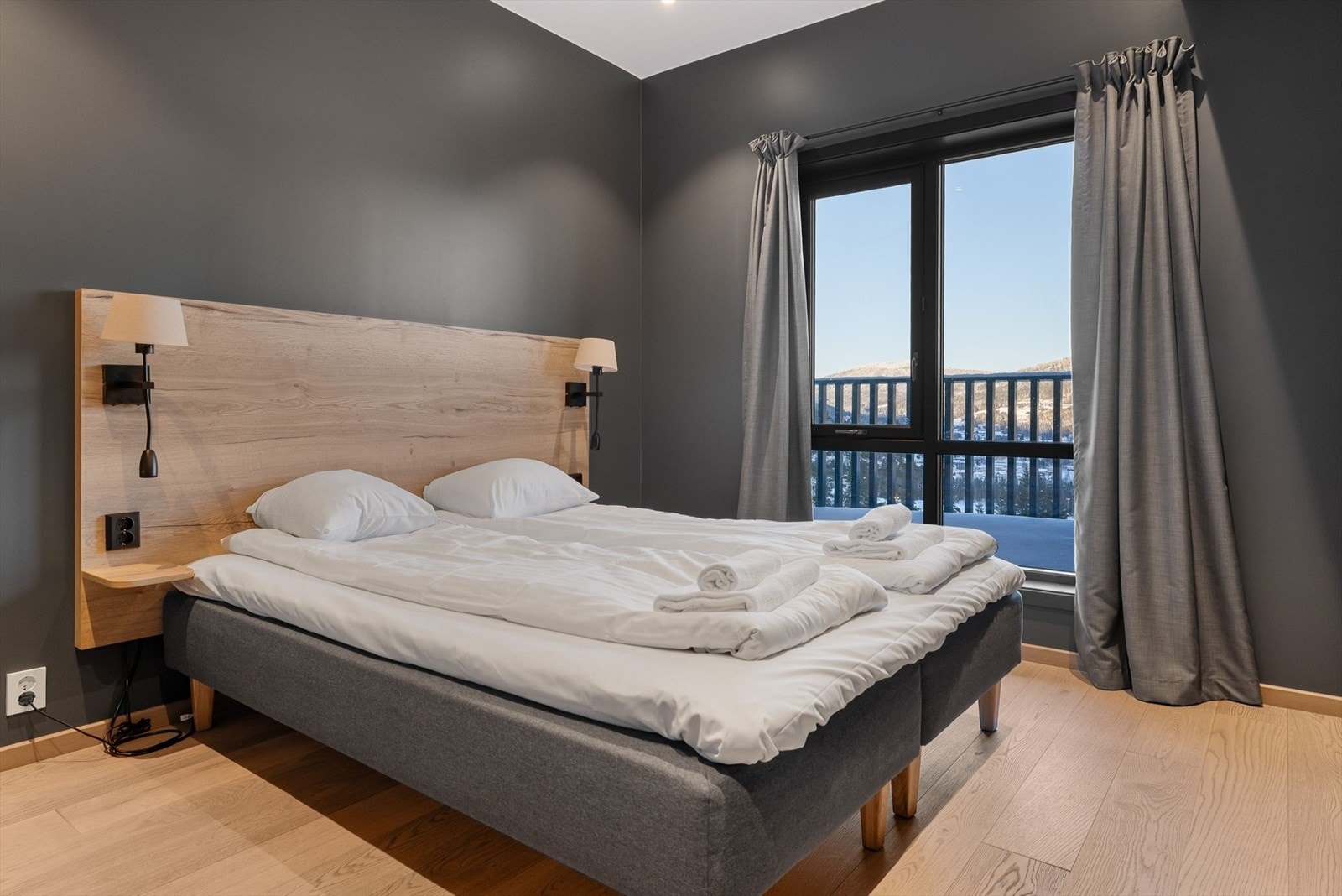 Soverom 2 har også god plass til dobbeltseng og har flott utsikt mot fjellet. Galleribilde