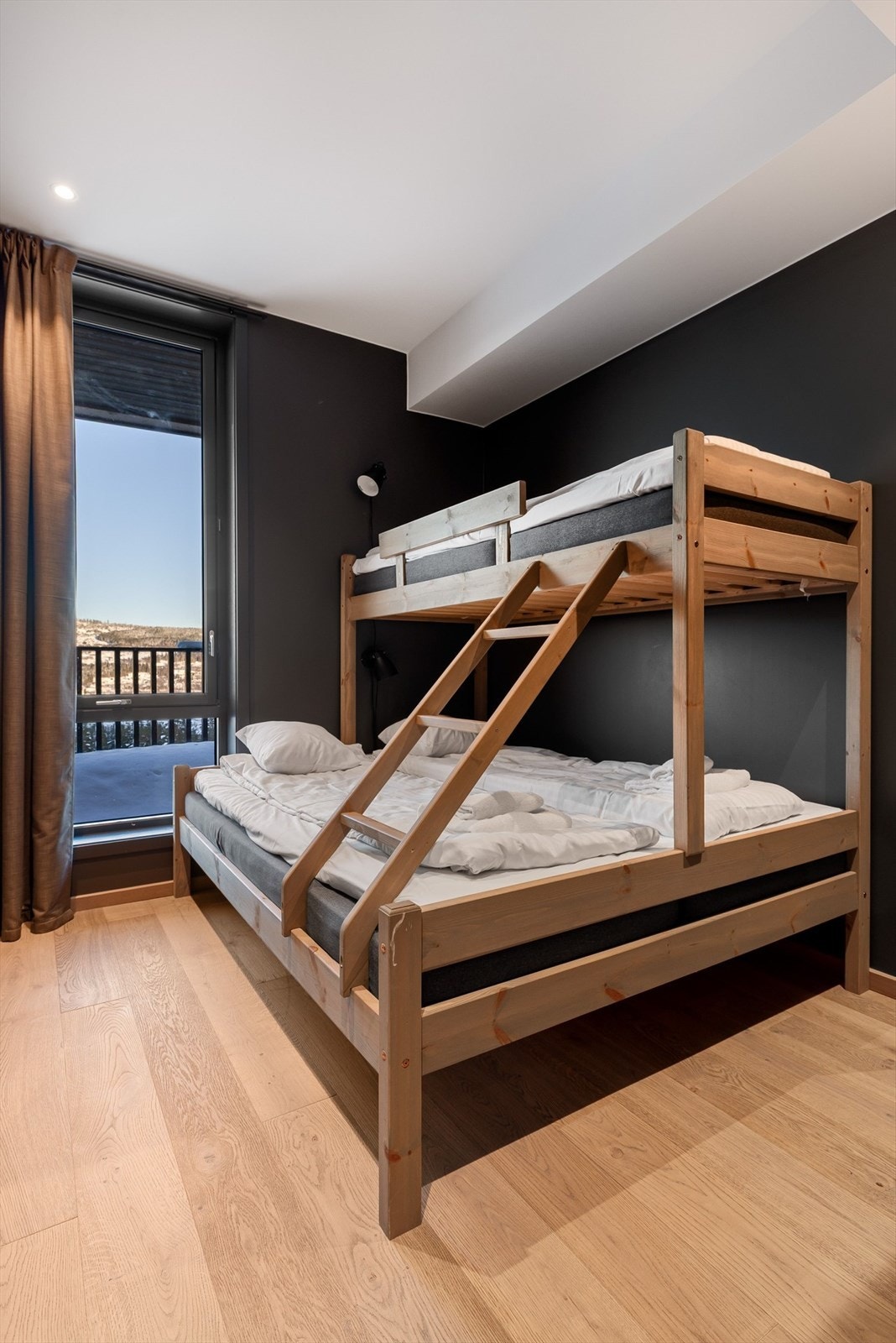 Soverom 4 er også innredet med familiekøye og det er tilsammen 10 sengeplasser i leiligheten. Galleribilde