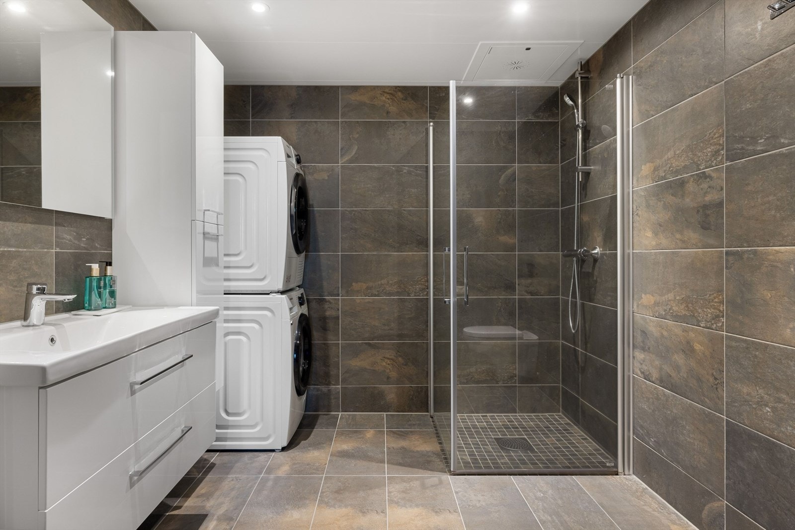 Det er tilsammen 3 lekre og moderne bad i leiligheten som alle har vannbåren gulvvarme. Galleribilde