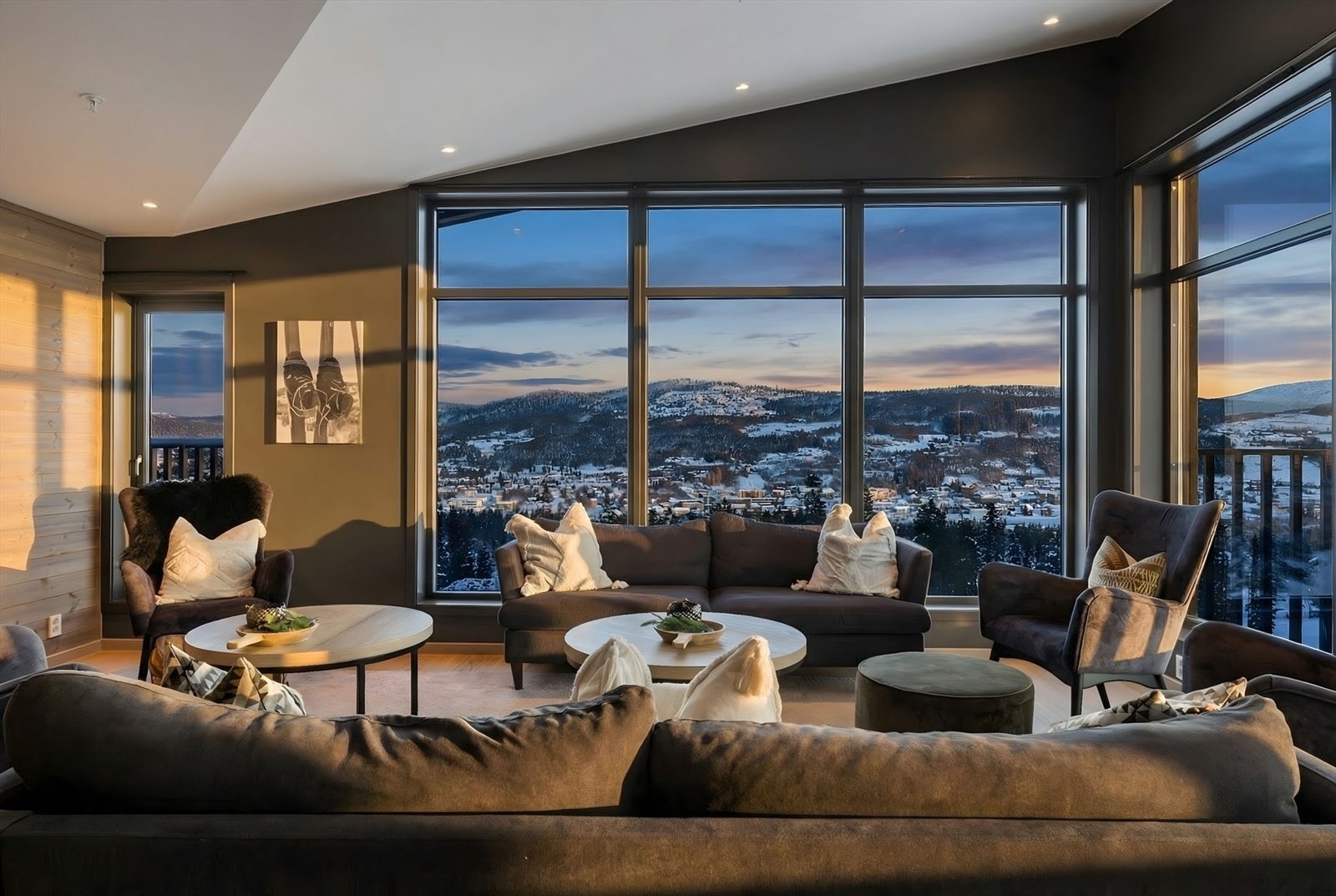 Leiligheten har store vinduer som gir mye naturlig lys, i tillegg til en flott utsikt. Galleribilde