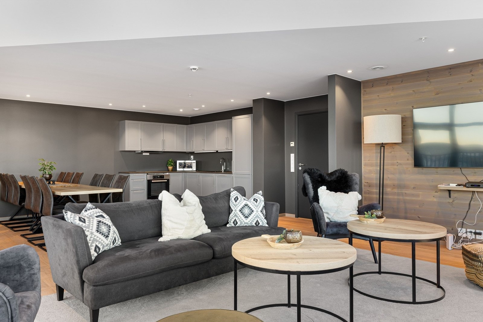 Denne flotte leiligheten har 4 soverom, 3 bad, stue/kjøkken/spisestue og hele 3 balkonger. Det er vannbåren varme i alle gulv. Galleribilde