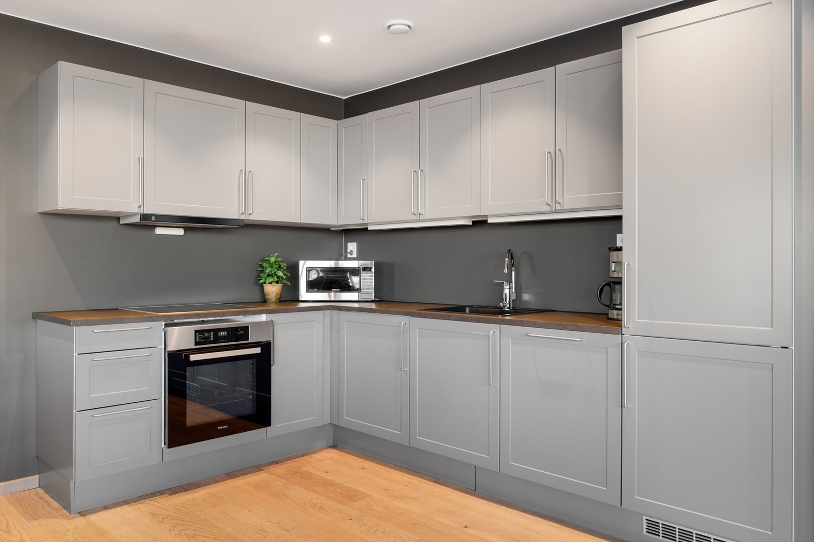 Kjøkkenet er fullt utstyrt med integrerte hvitevarer som medfølger handelen. Galleribilde