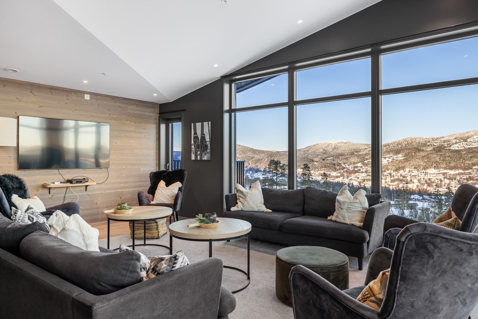 Fra stuen er det utgang til en stor og solrik balkong. Galleribilde