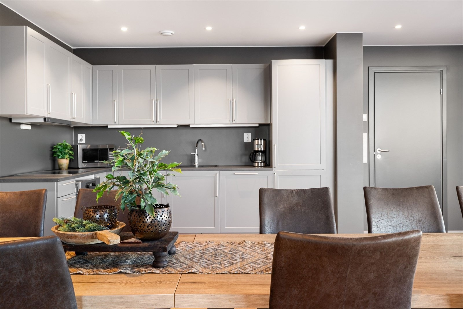 Det er godt med skap- og benkeplass på kjøkkenet. Galleribilde