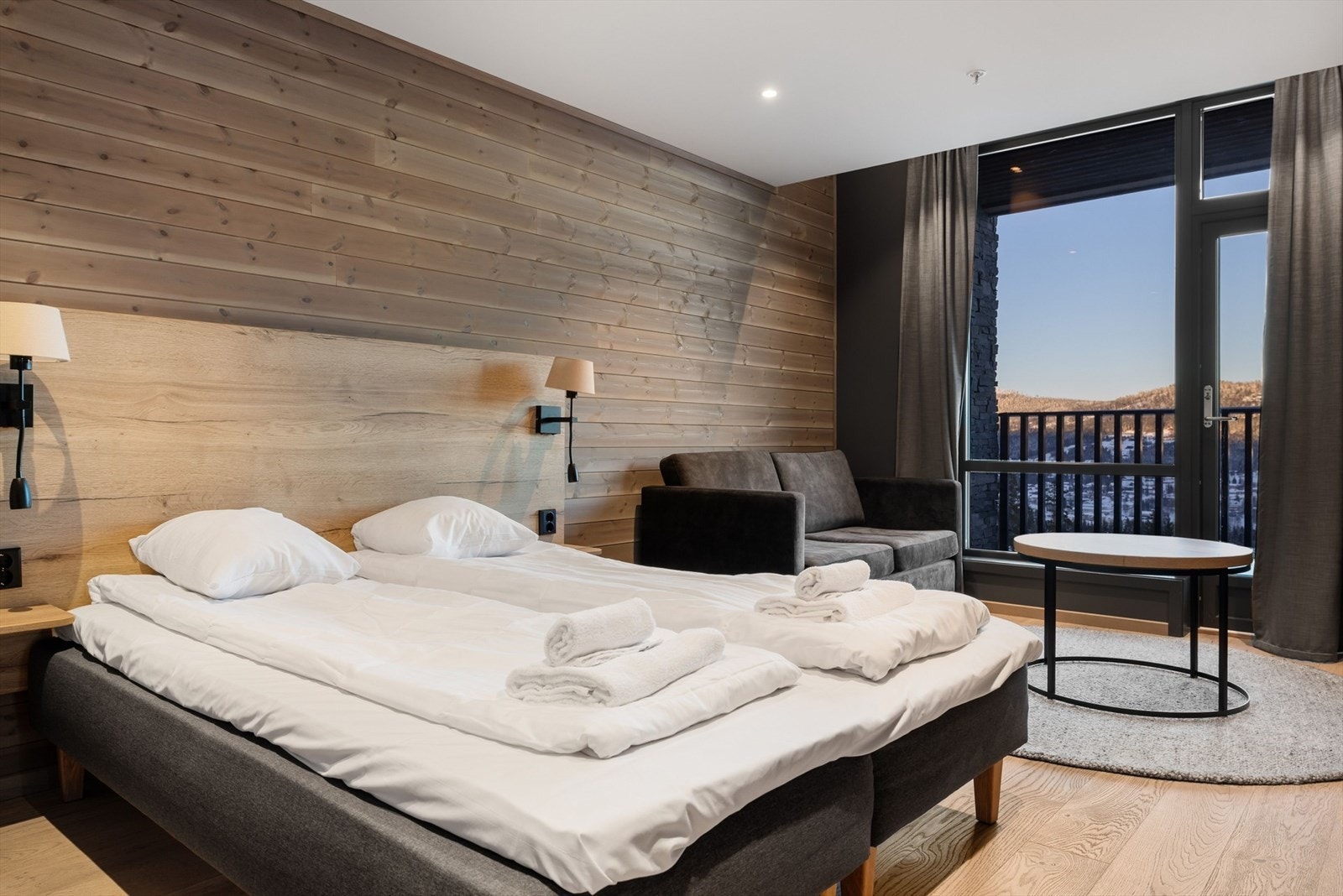 Leiligheten har til sammen 4 soverom. Hovedsoverommet er ekstra stort og med utgang til balkong. Galleribilde