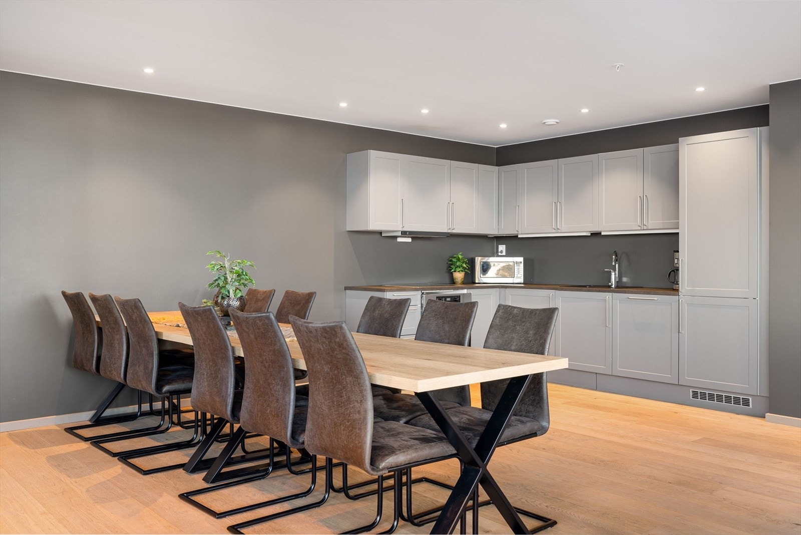 Kjøkkenet ligger i tilknytning til spisestuen og har et stilrent preg. Galleribilde