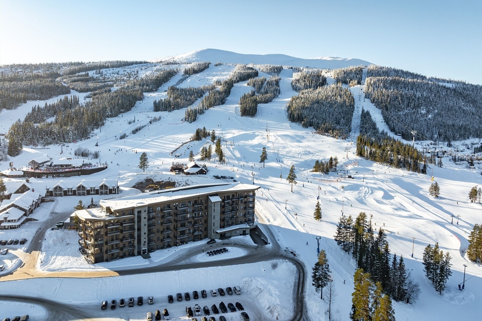 Fra leiligheten er det umiddelbar tilgang til alpinbakken, perfekt for storfamilien som elsker å kjøre på ski! Galleribilde