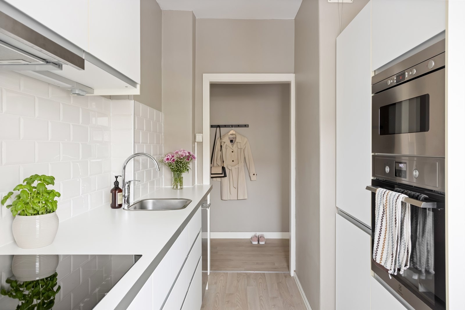 Rommet er utnyttet til sitt fulle potensiale med kjøkkeninnredning på begge sidene av rommet. Galleribilde