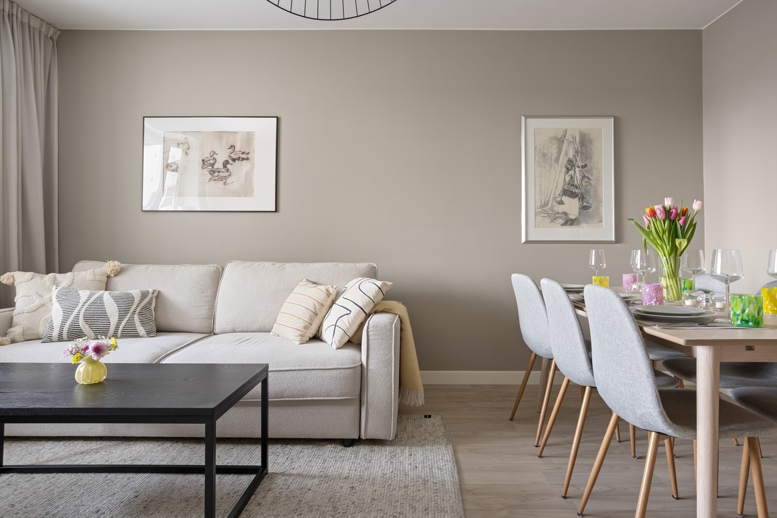 Merk dere en ting: samtlige vegger er spikerhull-frie! Galleribilde