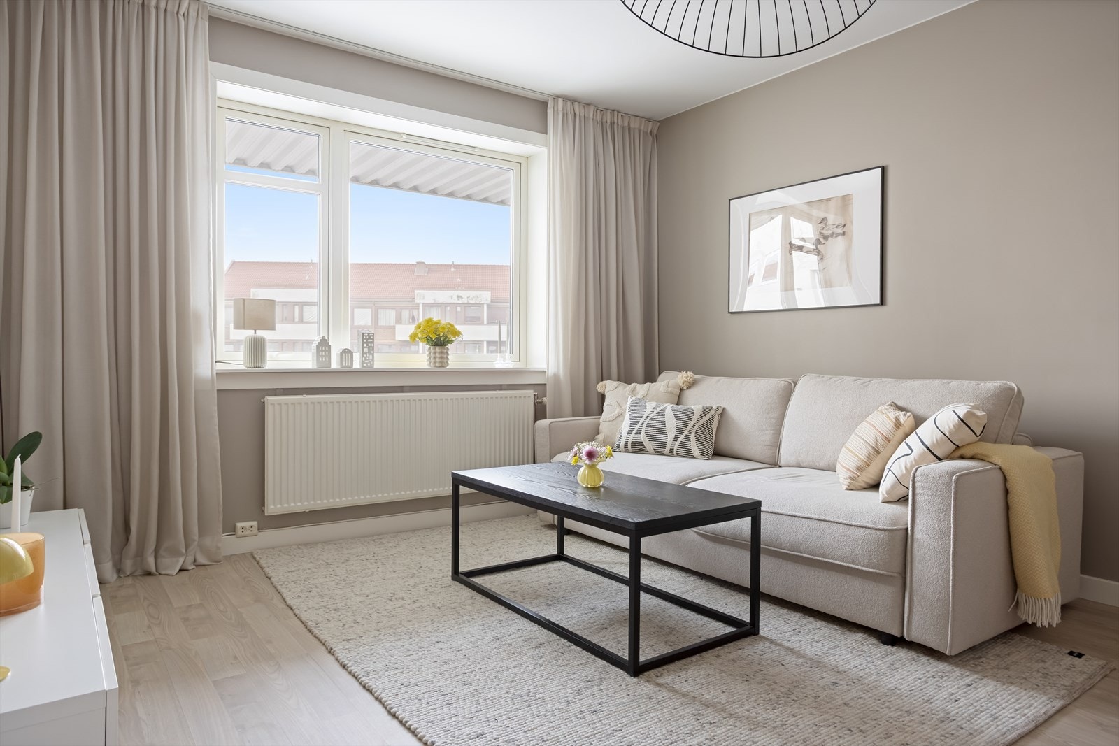 Her får du en stilren og moderne leilighet samt store og luftige rom. Takhøyden her er forøvrig 2,63 meter! Galleribilde