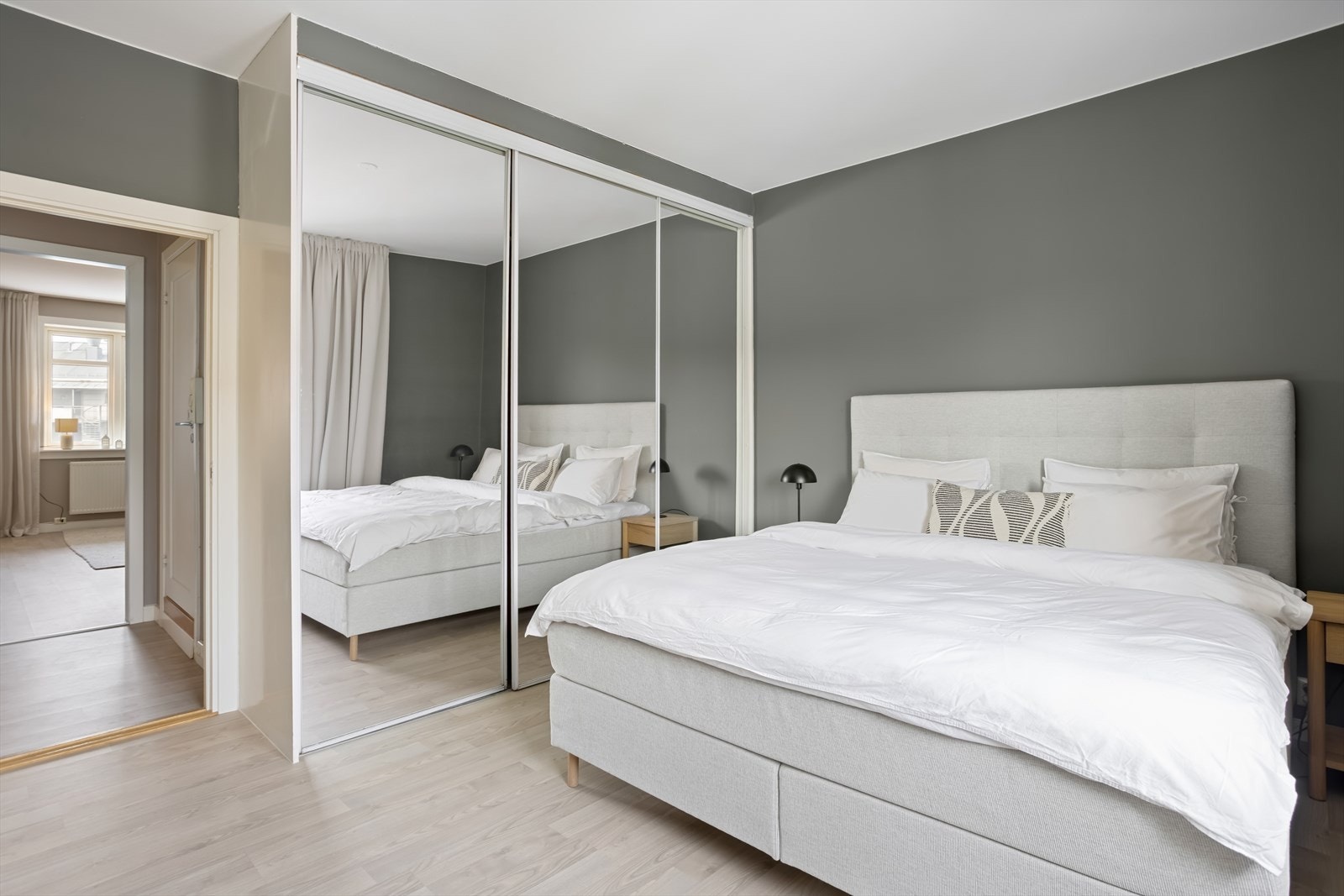 Soverommet er utstyrt med en dyp og bred skyvedørsgarderobe, samt stor seng og nattbord. Galleribilde