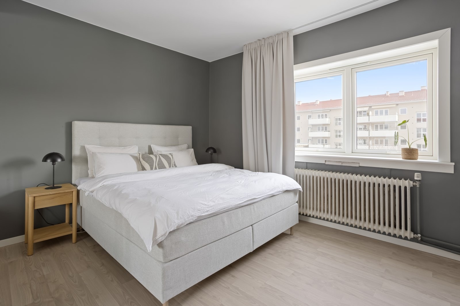 Videre har vi leilighetens soverom som er av god størrelse. Her er det også lystette gardiner som medfølger kjøpet! Galleribilde