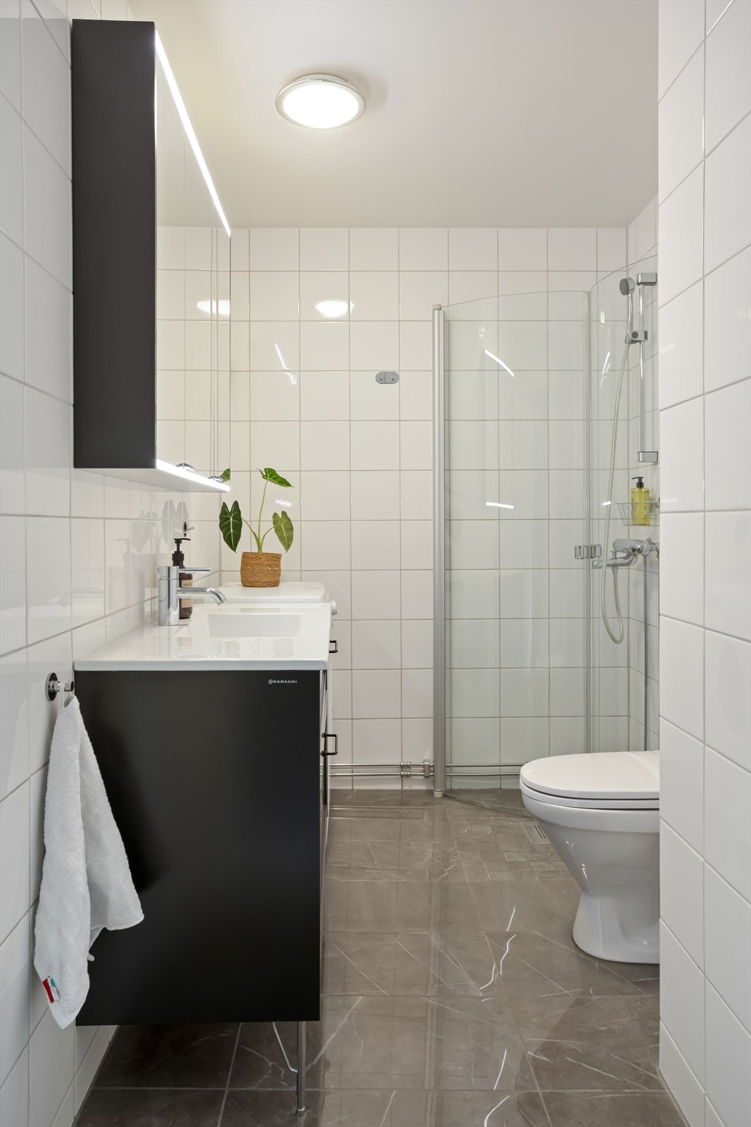 Varmekabler ble byttet og det ble lagt nye fliser av M-Tek, og Karma Rørlegger AS satte opp nytt skap med servant på badet i 2020. Galleribilde