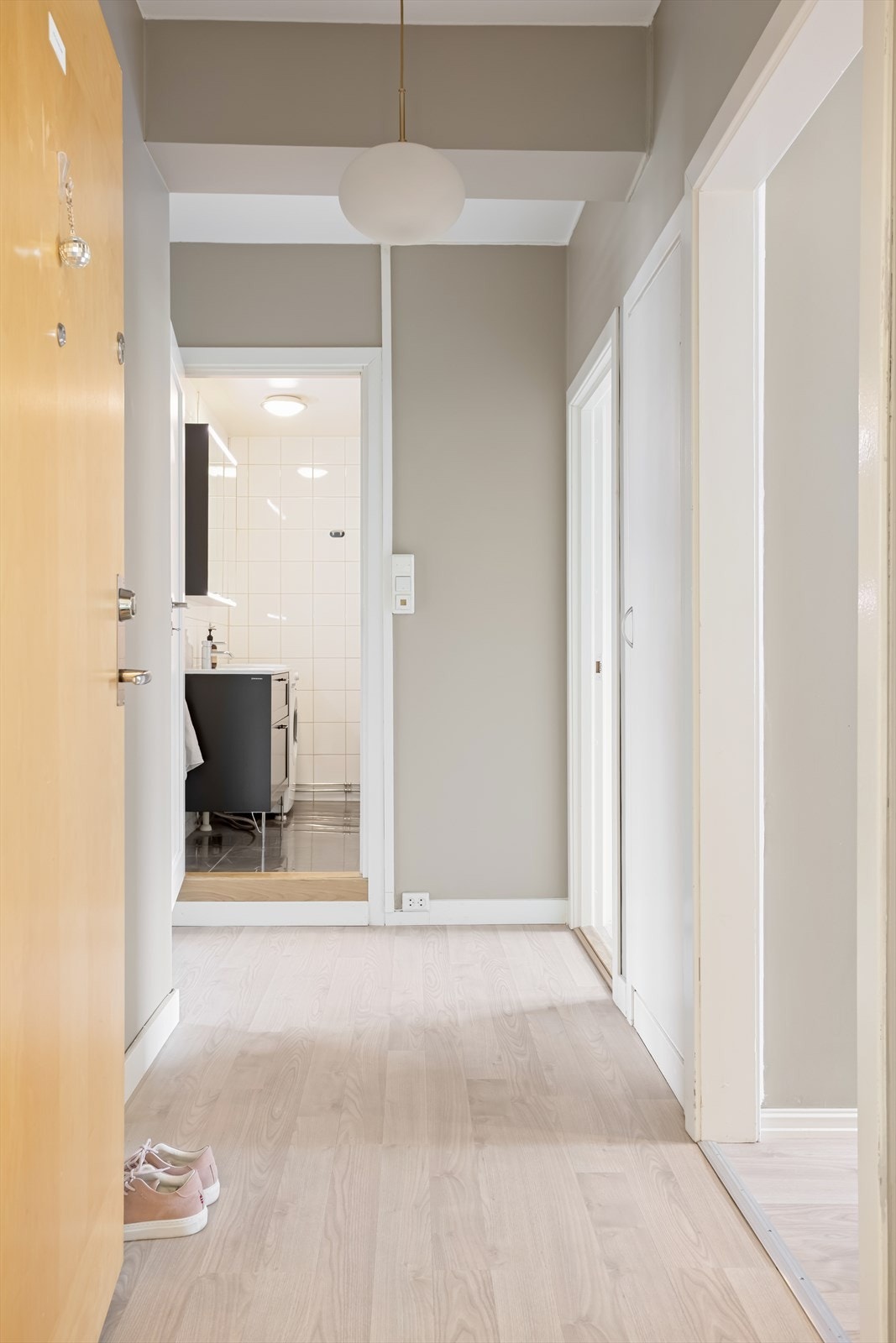 Fra entreen har du adkomst til samtlige rom. Mellom soverommet og kjøkkenet er det også et skap med plass til eksempelvis støvsuger. Galleribilde