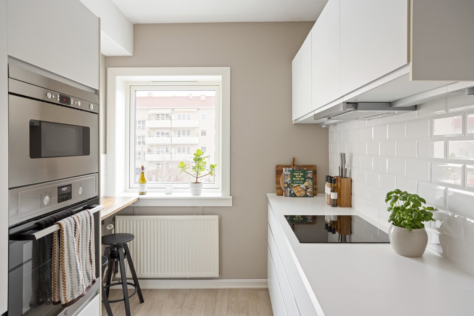 Her har du rikelig med skap- og benkeplass. Galleribilde