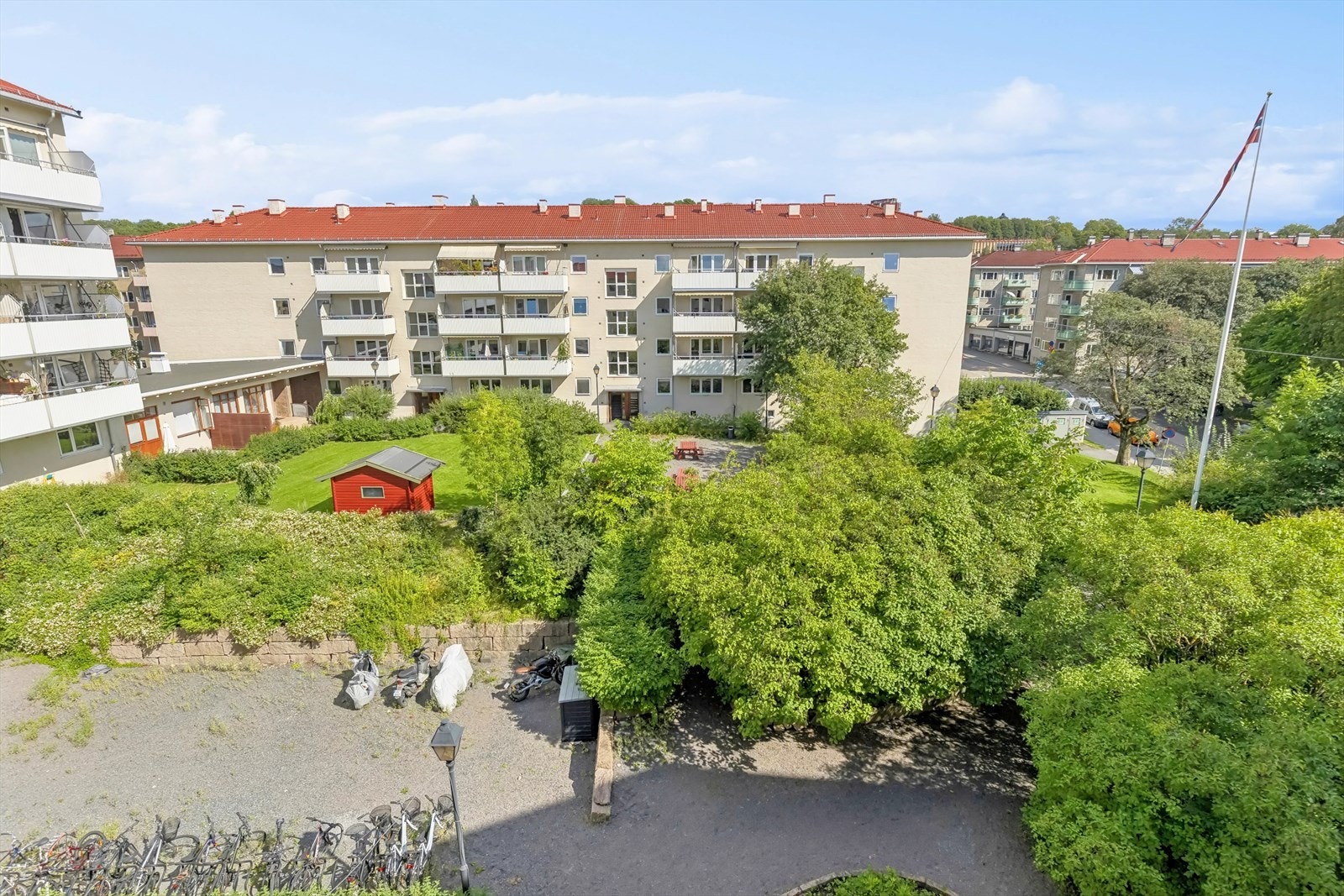 Bakgården du har tilgang til her er felles for aksjeselskapet og du får tilgang på sykkelparkering. Gateparkering i Sofienbergata til høyre. Galleribilde