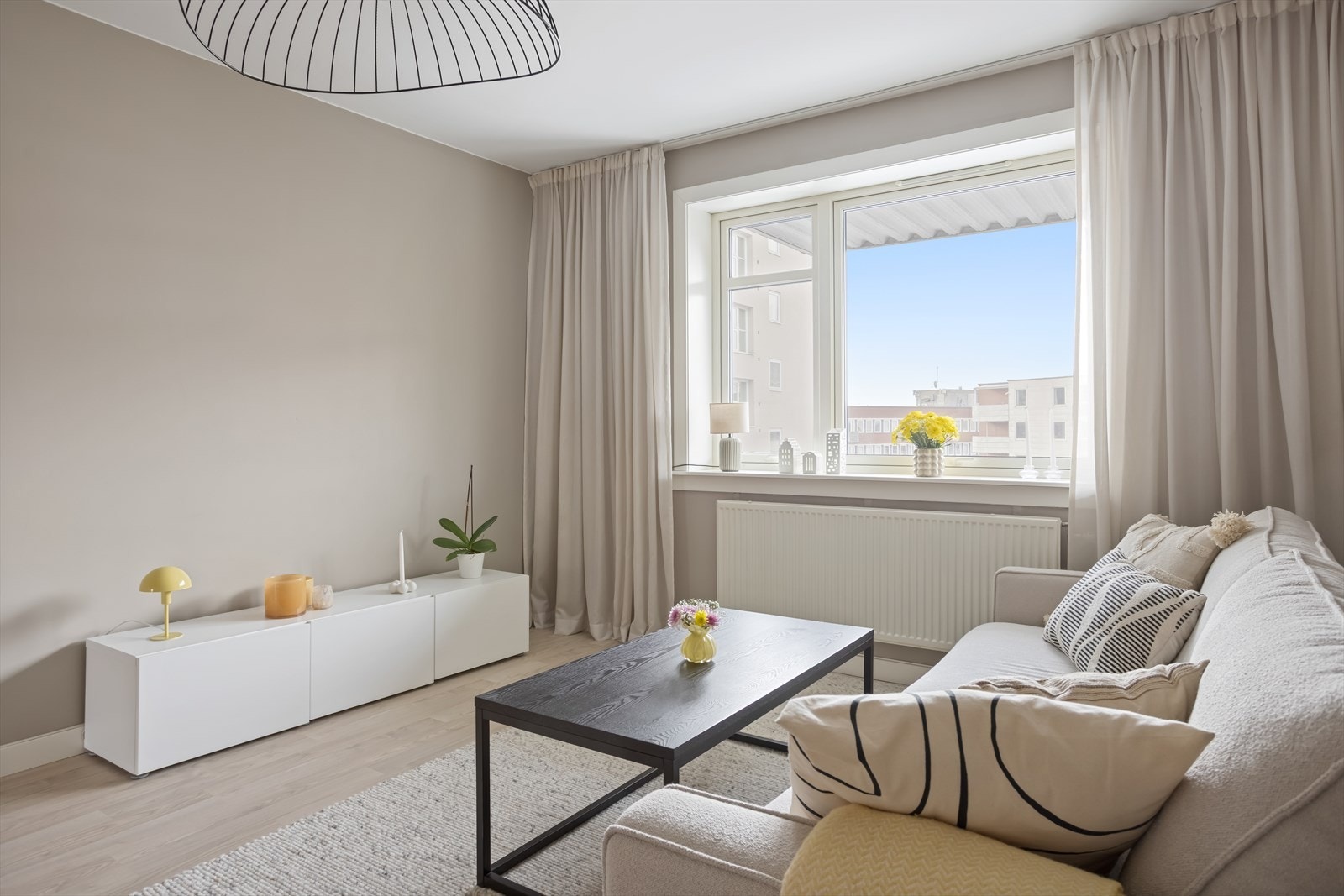 Det er selvsagt også plass til en stor sofa samt TV og tilhørenede møblement. Galleribilde