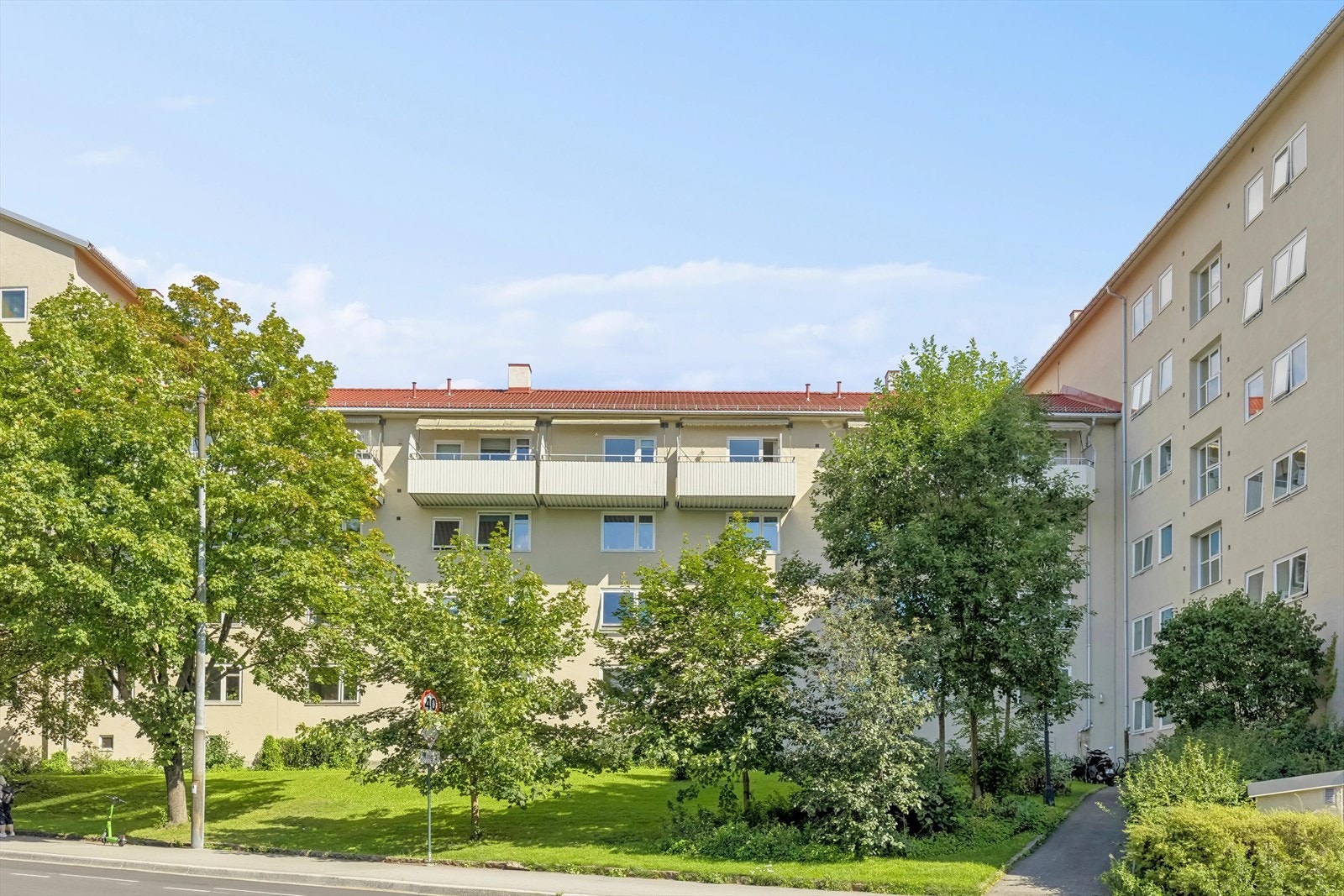 Fellesområdene er pent opparbeidet med busker, trær og annen vegetasjon. Galleribilde