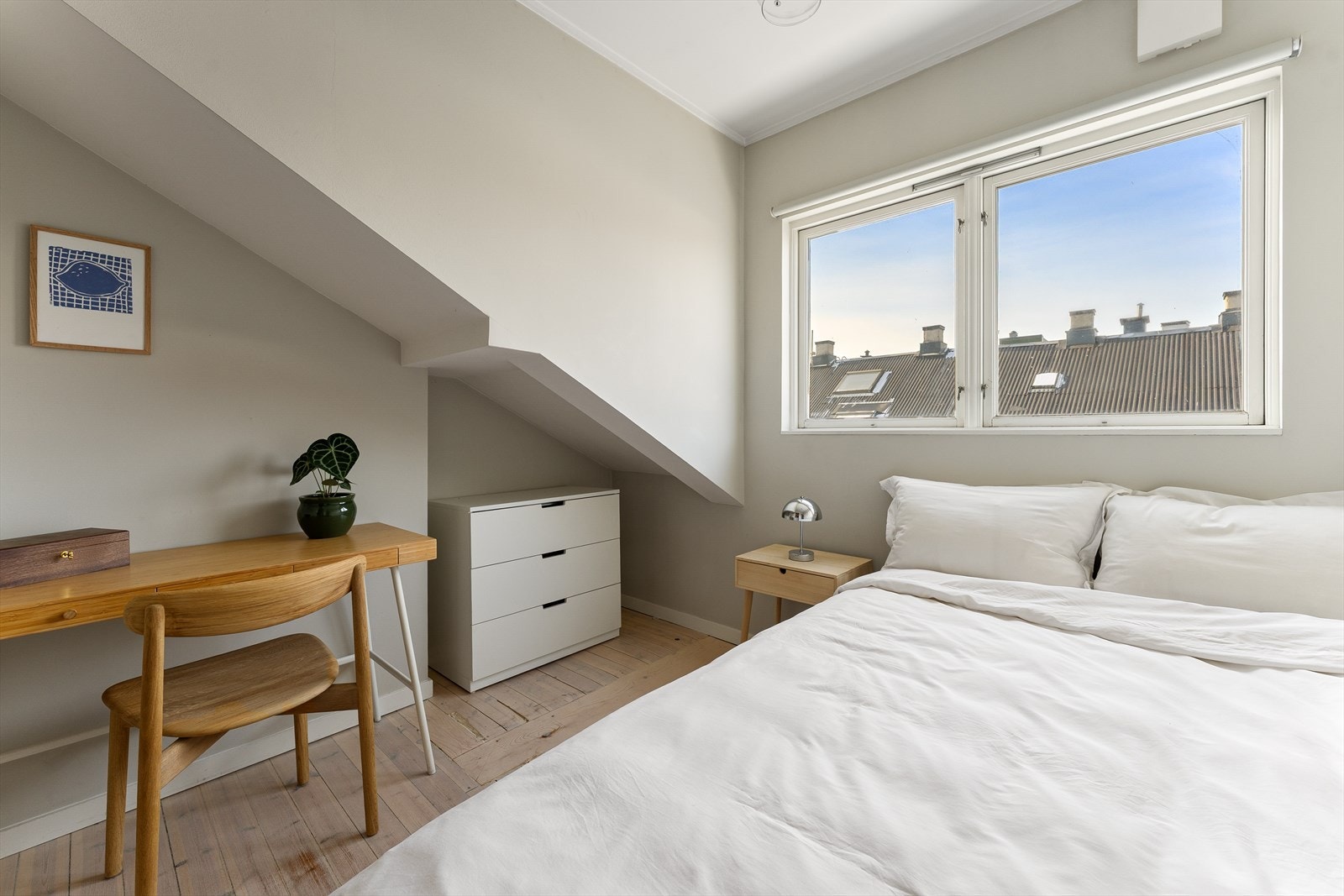 Soverom nummer to har god plass til seng, kommode og øvrig møblering etter behov, og egner seg utmerket som barnerom, gjesterom eller hjemmekontor. Galleribilde