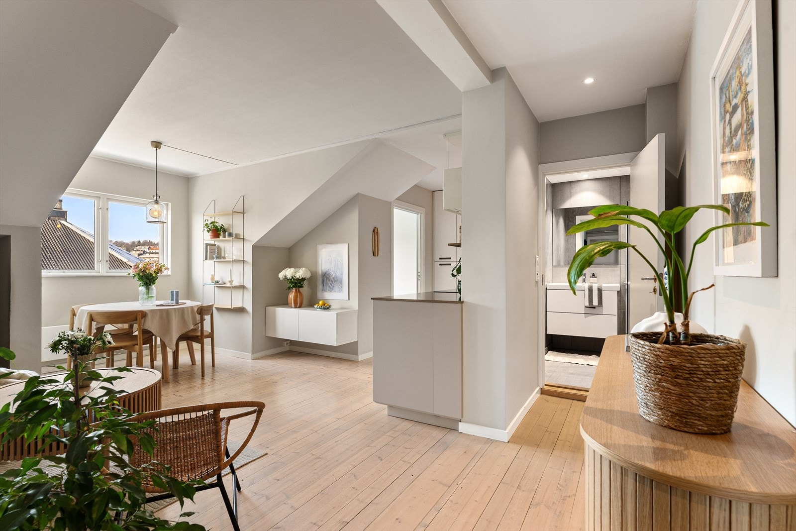 Dette er en lys og innbydende loftsleilighet med en gjennomgående god planløsning og god standard. Galleribilde