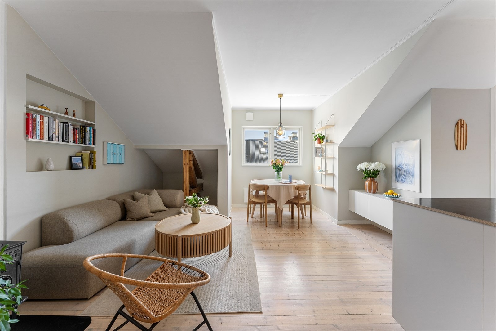 Boligen holder en gjennomgående god standard, med tidsriktige farge- og materialvalg som gir et moderne og stilrent uttrykk. Galleribilde