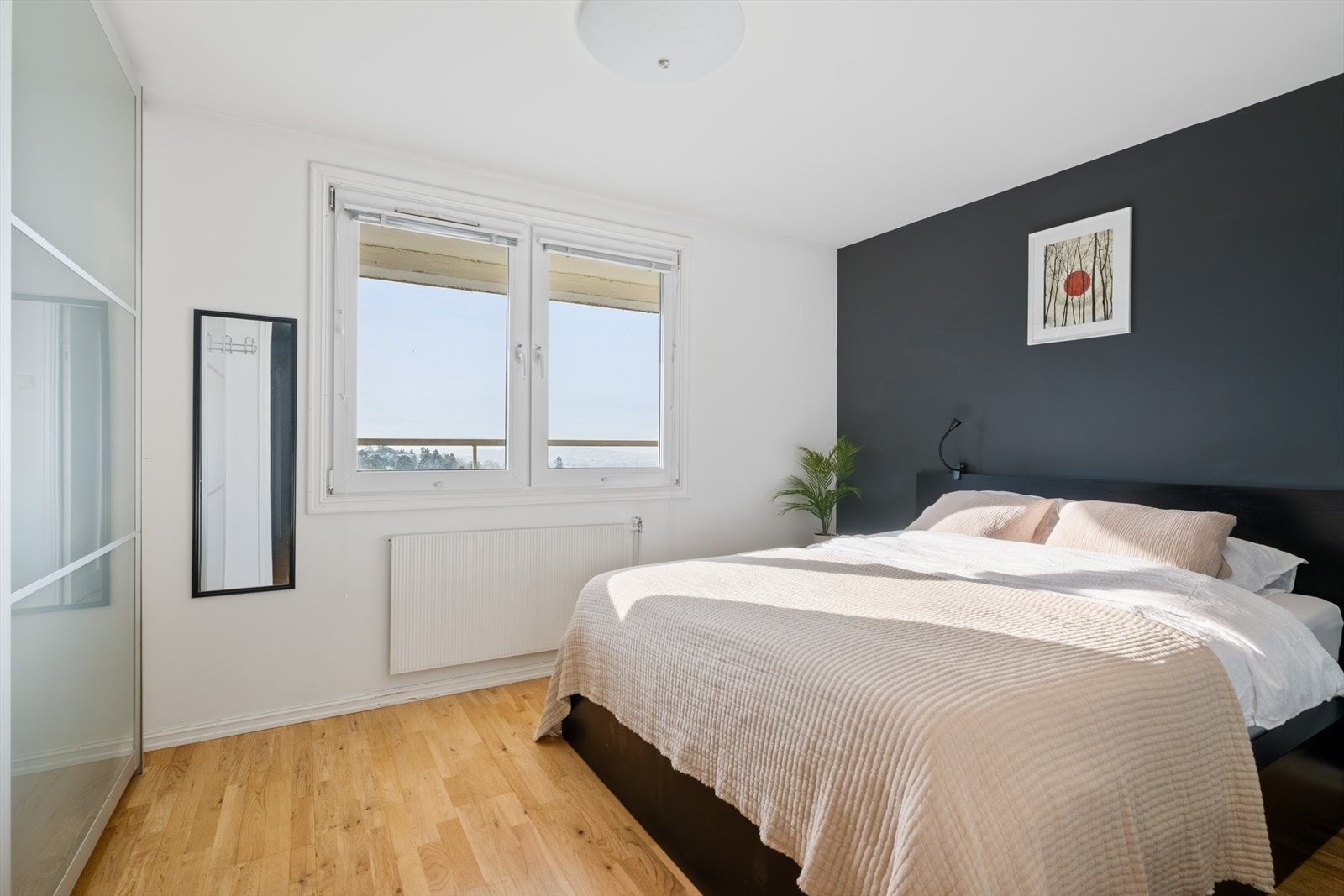 Hovedsoverommet vender ut mot balkongen og har flott utsikt. Her er det god plass til dobbeltseng og nattbord. Galleribilde