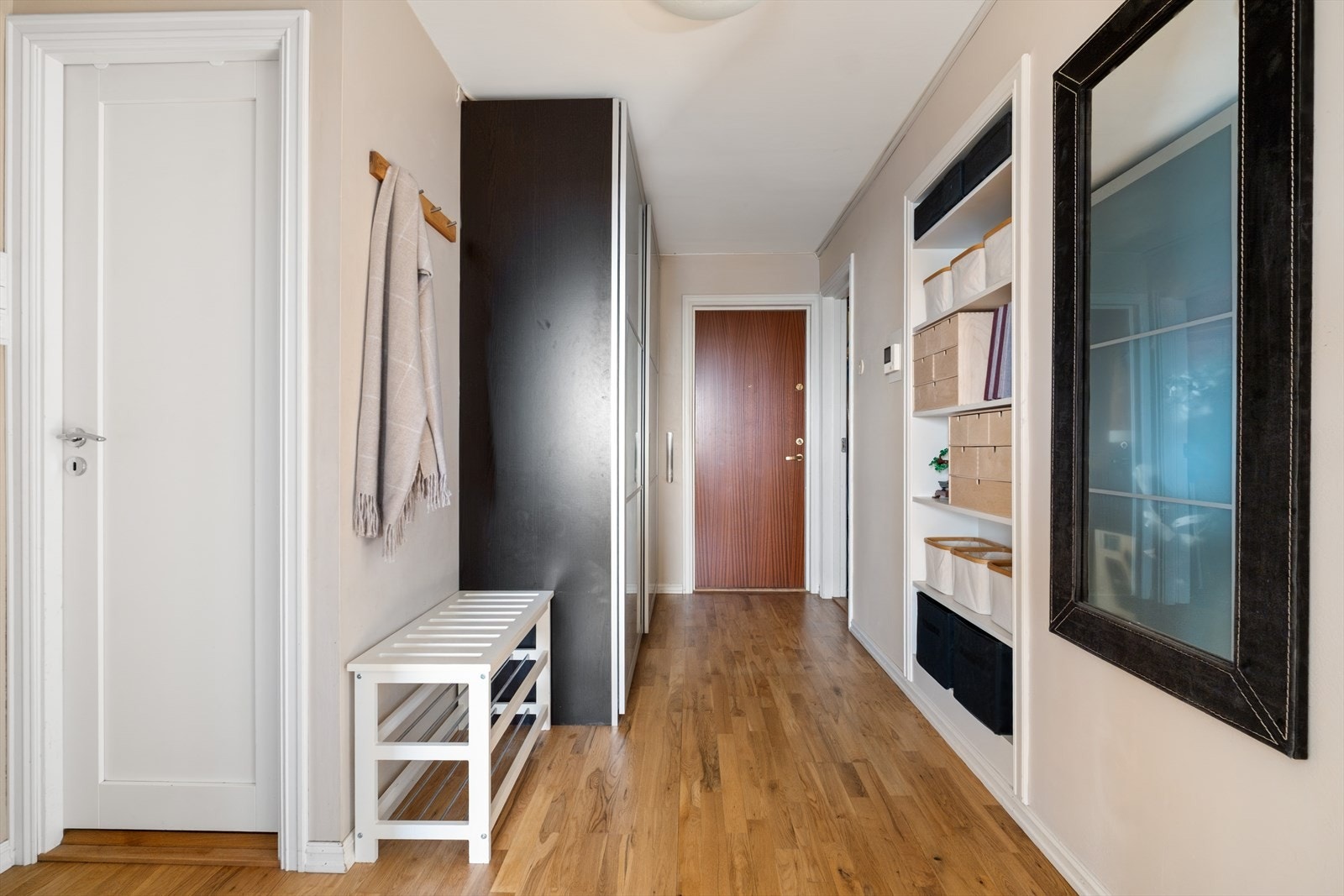 Velkommen inn! Lys og innbydende entré med god plass til sko og yttertøy i stort garderobeskap med skyvedører. Galleribilde