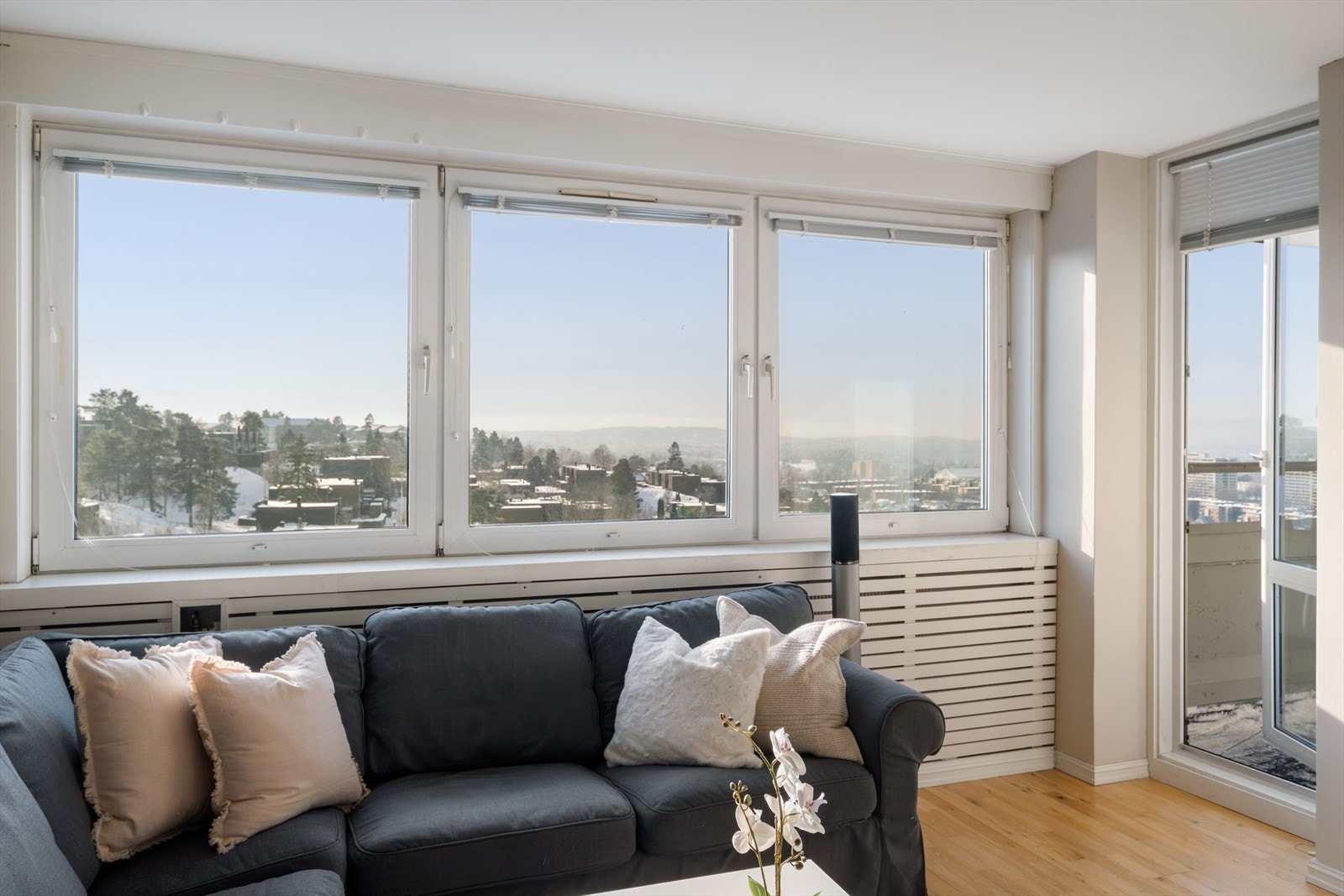 Leiligheten har store vindusflater som sikrer et helt fantastisk utsiktsbilde over Oslo. Galleribilde