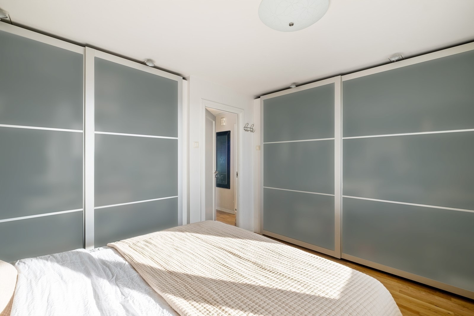 I tillegg har hovedsoverommet to store garderobeskap som sikrer rikelig med oppbevaring. Galleribilde