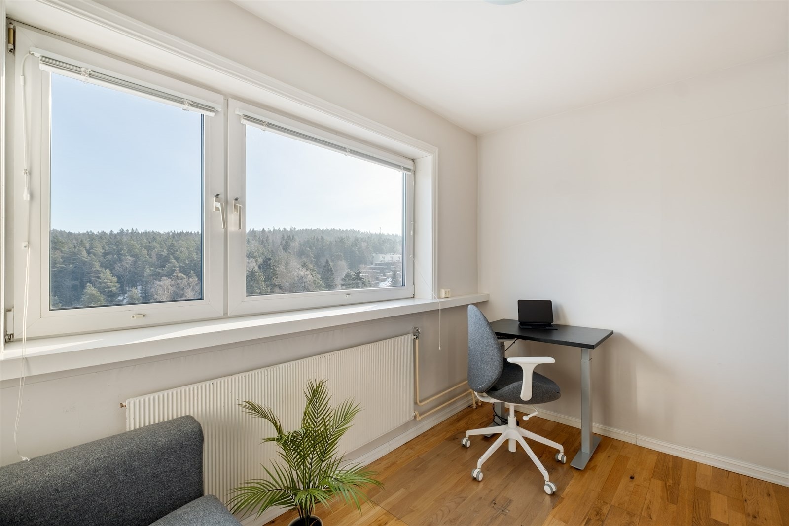 Det tredje soverommet vender ut mot Oslomarka og er i dag innredet som kontor. Galleribilde