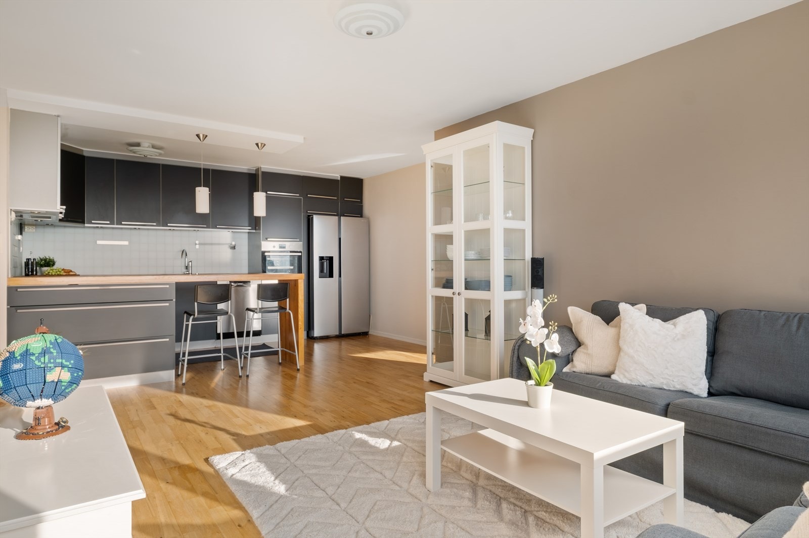 Den åpne løsningen mellom spisestuen og kjøkkenet gjør at dette mest sannsynlig er det rommet du kommer til å tilbringe mesteparten av tiden din. Galleribilde