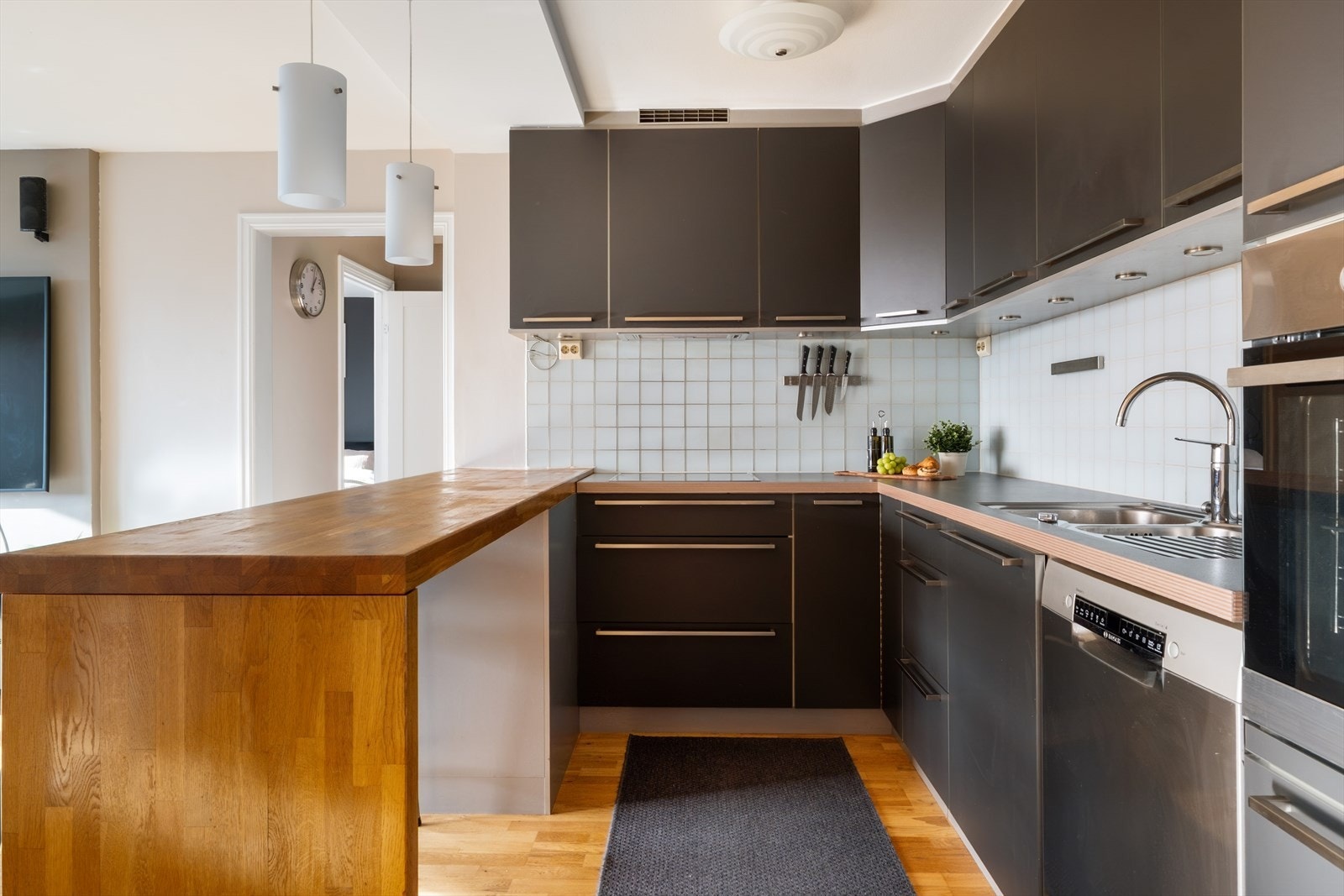 Videre er kjøkkenet innredet med nedfelt platetopp og oppvaskkum, samt integrert stekeovn. Det er også frittstående kjøle-/fryseskap og oppvaskmaskin. Galleribilde