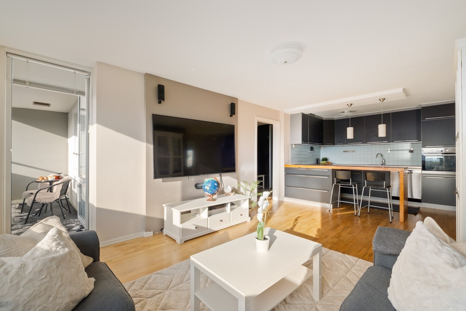 Åpen stue/kjøkkenløsning sikrer en sosial sone. Galleribilde