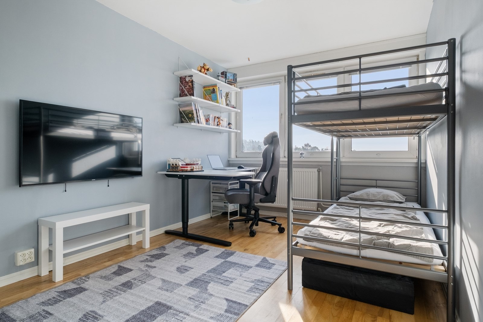 Soverommet i tilknytning til kjøkkenet vender ut med samme utsikt som stuen og har god plass til dobbeltseng eller enkeltseng. Galleribilde