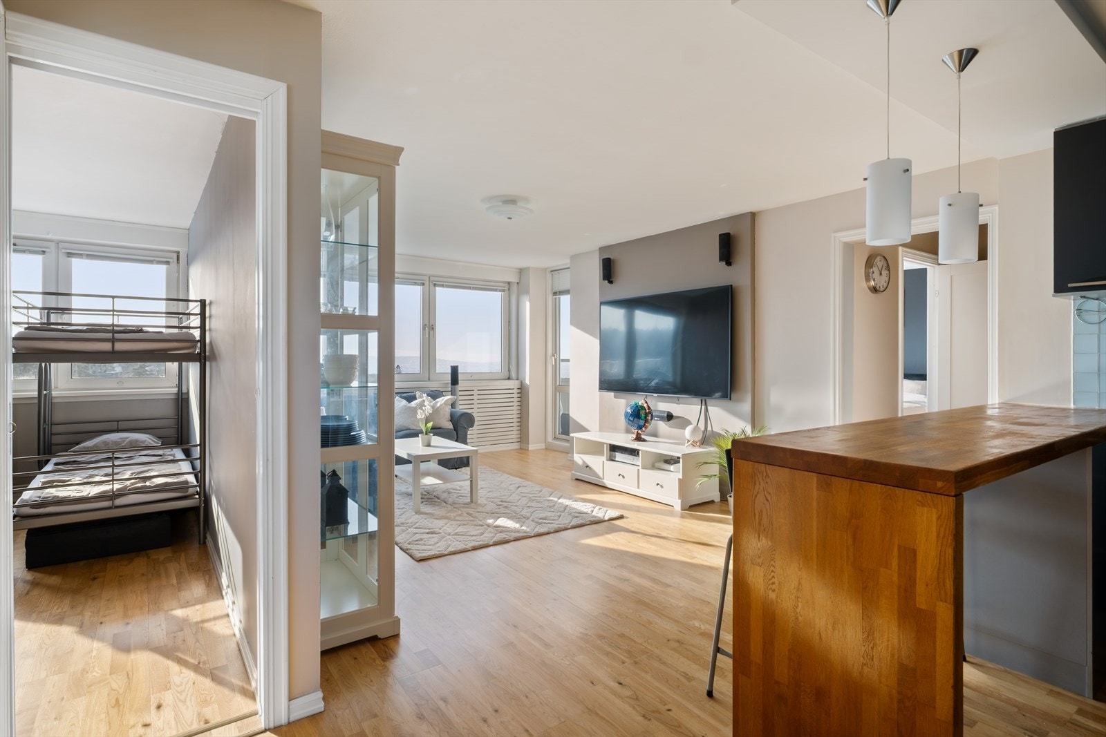 Den gode og fleksible planløsningen, kombinert med store vindusflater fra flere sider, gir hele leiligheten gode lysforhold. Galleribilde