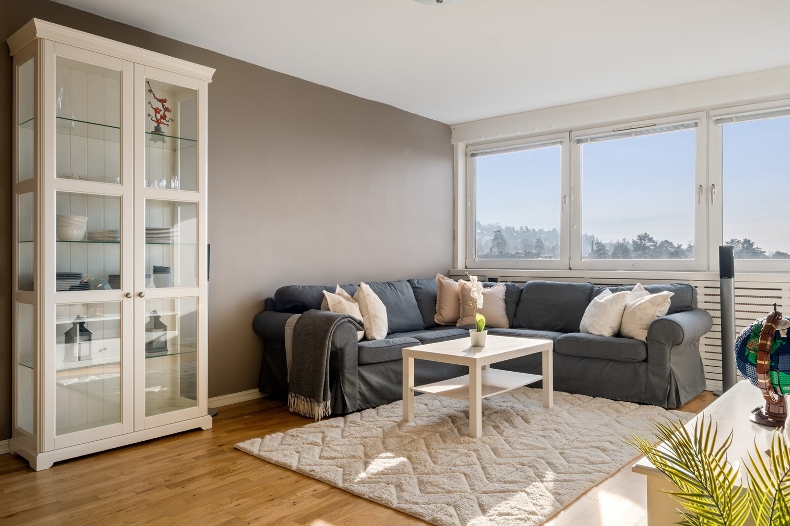 Stuen er enkel å møblere og har god plass til sofaseksjon og TV. Galleribilde