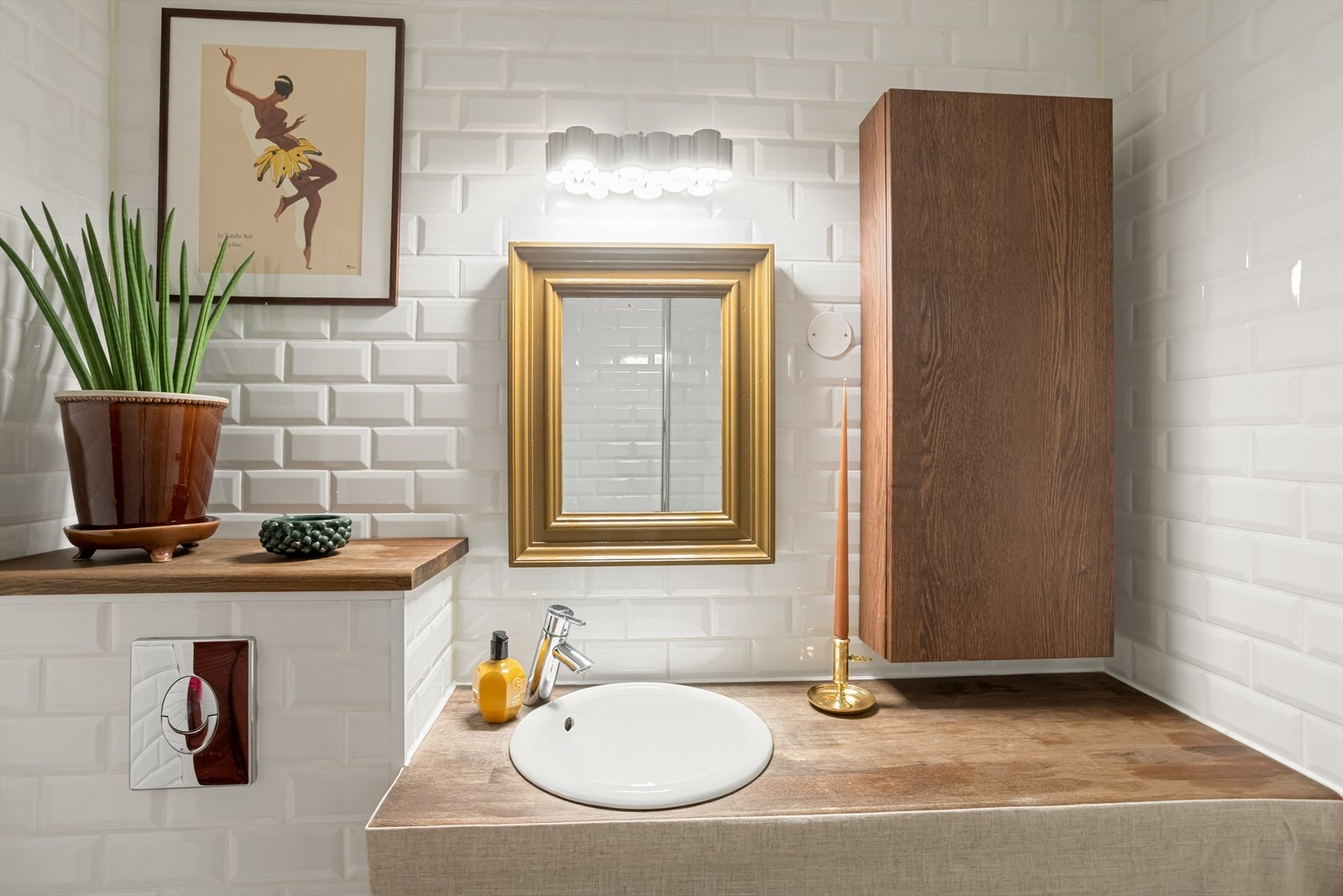 Servanten er montert på treplate med speil og lysarmatur over, og et høyskap gir god og lett tilgjengelig oppbevaring. Galleribilde