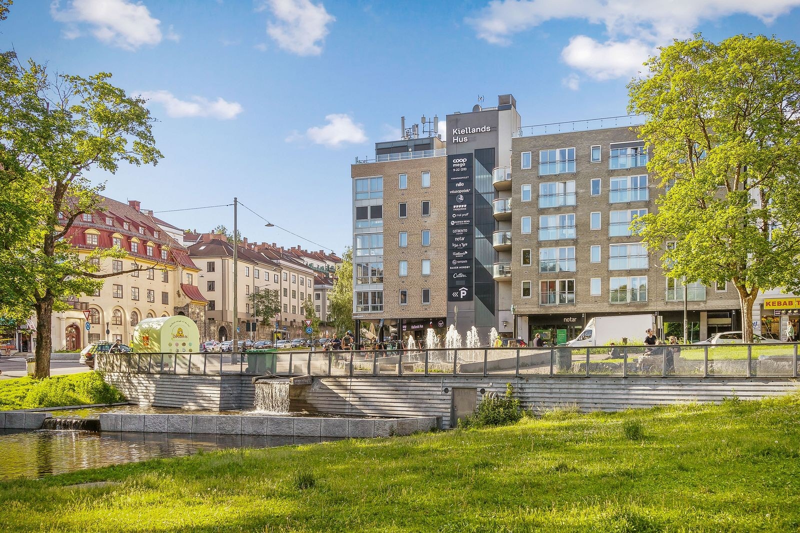 På det trivelige nærsenteret Kiellands hus finner du en stor Coop Mega med ferskvaredisk, apotek, vinmonopol m.m. Galleribilde