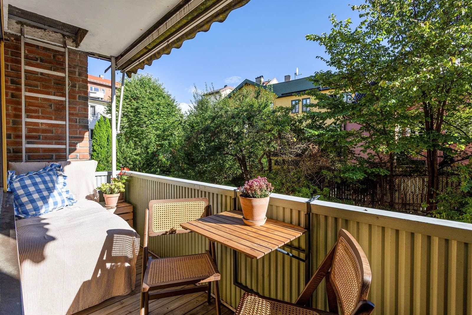 Leiligheten vender ut mot en grønn vegg på sommerhalvåret! Galleribilde