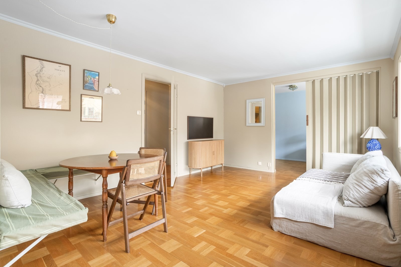 Koselig stue malt i et delikat fargevalg, og med god plass til sofa og spisebord. Galleribilde