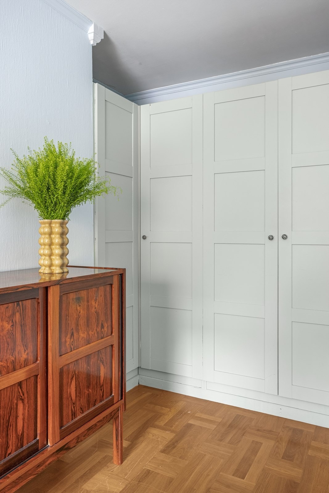 Leiligheten disponerer også to kjellerboder for øvrig oppbevaring. Galleribilde